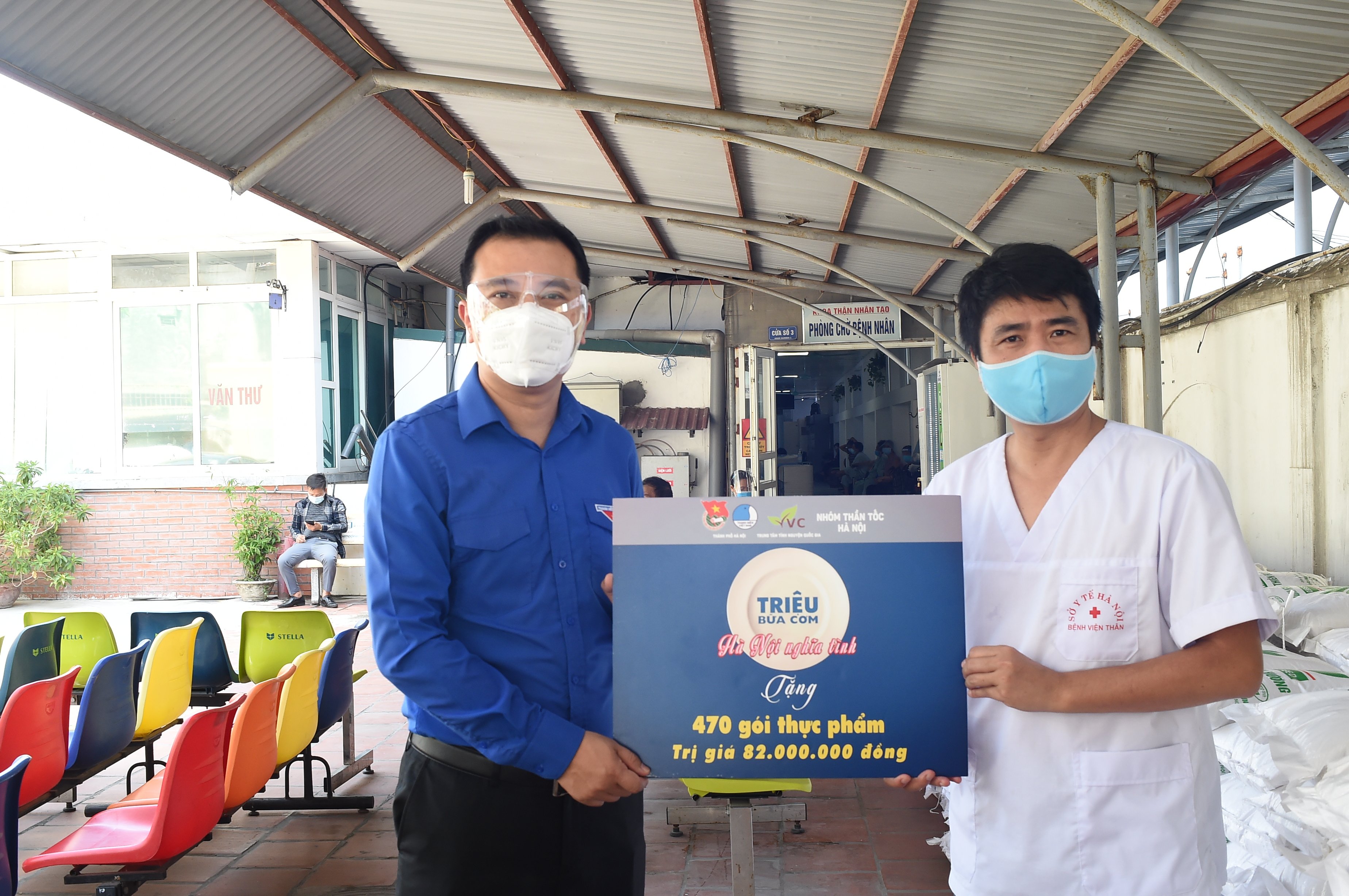 ''Triệu bữa cơm - Hà Nội nghĩa tình'' sẻ chia với bệnh nhân tại Bệnh viện Thận Hà Nội
